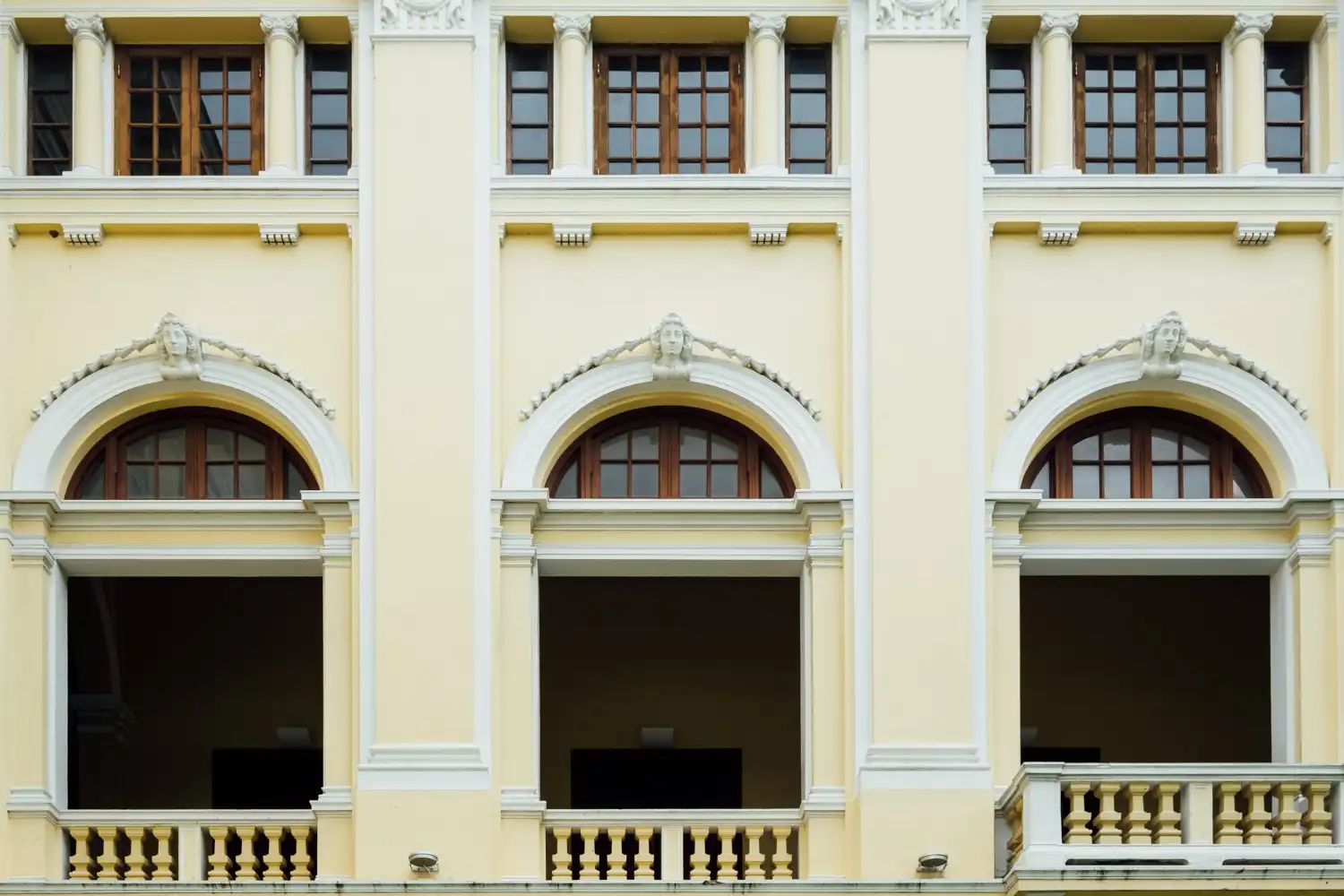 Fachada histórica de edificio restaurada por especialistas, demonstrando a importância da recuperação de fachadas para valorizar e proteger edificações antigas.