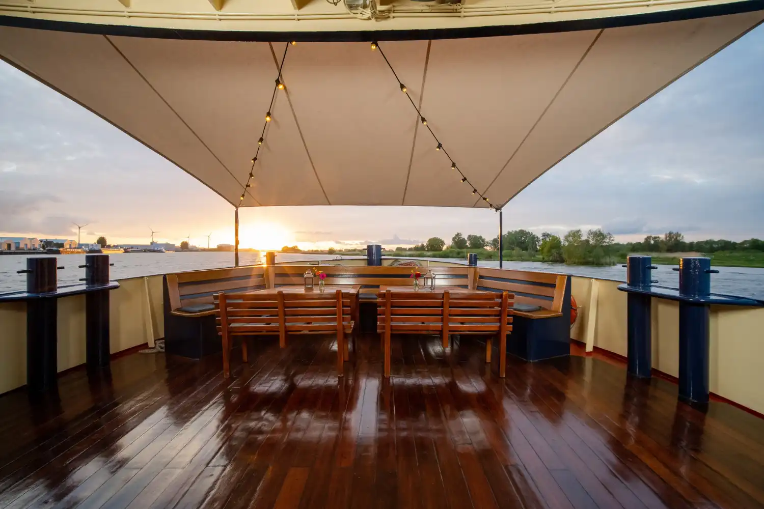Toldo de lona instalado em ambiente externo em um barco, proporcionando proteção contra sol e chuva, aliado à estética e conforto na decoração de áreas externas.